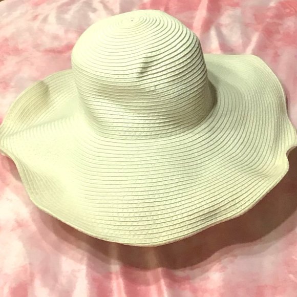 Floppy White Straw Beach Hat - Picture 1 of 1